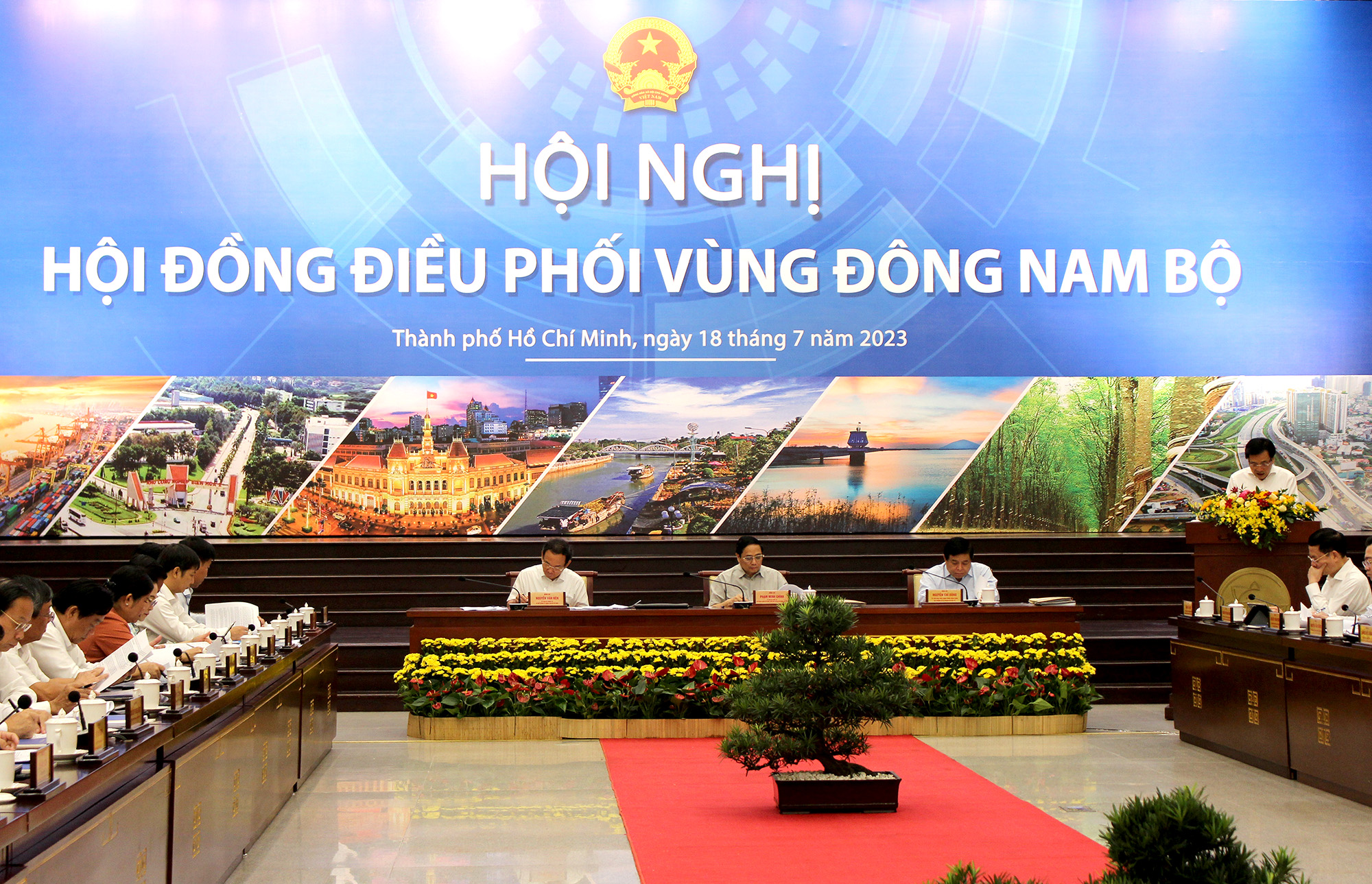Thủ tướng Phạm Minh Chính, Bí thư Thành ủy Nguyễn Văn Nên và Bộ trưởng Bộ Kế hoạch và Đầu tư chủ trì tại Hội nghị điều phối vùng Đông Nam Bộ sáng 18-07-2023 (Ảnh: Thành Nhân).